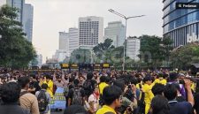 Ratusan mahasiswa Universitas Indonesia (UI) mulai memadati kawasan Thamrin, Jakarta Pusat, Selasa (18/8/2026). [Suara.com/Adiyoga] 