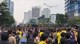 Ratusan mahasiswa Universitas Indonesia (UI) mulai memadati kawasan Thamrin, Jakarta Pusat, Selasa (18/8/2026). [Suara.com/Adiyoga] 
