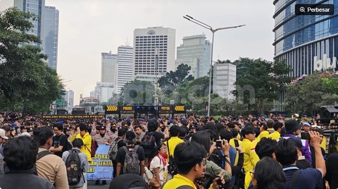 Ratusan mahasiswa Universitas Indonesia (UI) mulai memadati kawasan Thamrin, Jakarta Pusat, Selasa (18/8/2026). [Suara.com/Adiyoga] 