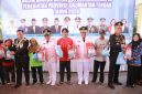 Gubernur Kalimantan Tengah Agustiar Sabran bersama Wakil Gubernur Edy Pratowo dan unsur Forkopimda menyerahkan secara simbolis paket sembako murah dalam rangka memperingati HUT ke-81 Kemerdekaan Republik Indonesia di Kantor Gubernur Kalimantan Tengah, Palangka Raya, Senin (17/8/26).