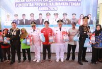 Gubernur Kalimantan Tengah Agustiar Sabran bersama Wakil Gubernur Edy Pratowo dan unsur Forkopimda menyerahkan secara simbolis paket sembako murah dalam rangka memperingati HUT ke-81 Kemerdekaan Republik Indonesia di Kantor Gubernur Kalimantan Tengah, Palangka Raya, Senin (17/8/26).