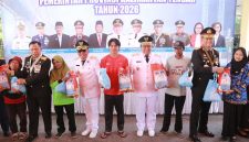 Gubernur Kalimantan Tengah Agustiar Sabran bersama Wakil Gubernur Edy Pratowo dan unsur Forkopimda menyerahkan secara simbolis paket sembako murah dalam rangka memperingati HUT ke-81 Kemerdekaan Republik Indonesia di Kantor Gubernur Kalimantan Tengah, Palangka Raya, Senin (17/8/26).