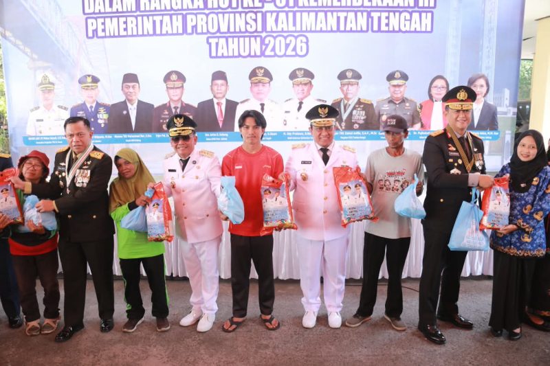 Gubernur Kalimantan Tengah Agustiar Sabran bersama Wakil Gubernur Edy Pratowo dan unsur Forkopimda menyerahkan secara simbolis paket sembako murah dalam rangka memperingati HUT ke-81 Kemerdekaan Republik Indonesia di Kantor Gubernur Kalimantan Tengah, Palangka Raya, Senin (17/8/26).