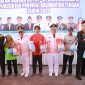 Gubernur Kalimantan Tengah Agustiar Sabran bersama Wakil Gubernur Edy Pratowo dan unsur Forkopimda menyerahkan secara simbolis paket sembako murah dalam rangka memperingati HUT ke-81 Kemerdekaan Republik Indonesia di Kantor Gubernur Kalimantan Tengah, Palangka Raya, Senin (17/8/26).