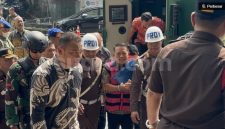Mantan Jampidsus Kejagung, Febrie Adriansyah saat akan diperiksa penyidik dari Tim 9 Kejagung di Rutan KPK, Jumat (7/8/2026). (Suara.com/Faqih)