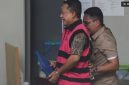 Tersangka yang merupakan mantan Jaksa Agung Muda Tindak Pidana Khusus (Jampidsus) Febrie Adriansyah (kiri) berjalan menuju mobil tahanan di Rutan Cabang KPK, Jakarta, Jumat (7/8/2026). [ANTARA FOTO/Indrianto Eko Suwarso/YU]