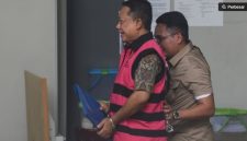 Tersangka yang merupakan mantan Jaksa Agung Muda Tindak Pidana Khusus (Jampidsus) Febrie Adriansyah (kiri) berjalan menuju mobil tahanan di Rutan Cabang KPK, Jakarta, Jumat (7/8/2026). [ANTARA FOTO/Indrianto Eko Suwarso/YU]