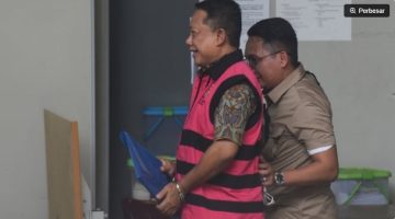 Tersangka yang merupakan mantan Jaksa Agung Muda Tindak Pidana Khusus (Jampidsus) Febrie Adriansyah (kiri) berjalan menuju mobil tahanan di Rutan Cabang KPK, Jakarta, Jumat (7/8/2026). [ANTARA FOTO/Indrianto Eko Suwarso/YU]