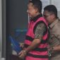 Tersangka yang merupakan mantan Jaksa Agung Muda Tindak Pidana Khusus (Jampidsus) Febrie Adriansyah (kiri) berjalan menuju mobil tahanan di Rutan Cabang KPK, Jakarta, Jumat (7/8/2026). [ANTARA FOTO/Indrianto Eko Suwarso/YU]