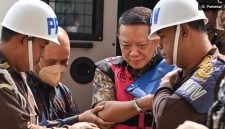 Tersangka kasus dugaan Tindak Pidana Pencucian Uang (TPPU) Febrie Adriansyah (tengah) saat tiba di Gedung Utama Kejaksaan Agung, Jakarta, Jumat (7/8/2026). [ANTARA FOTO/Fakhri Hermansyah/YU] 
