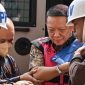 Tersangka kasus dugaan Tindak Pidana Pencucian Uang (TPPU) Febrie Adriansyah (tengah) saat tiba di Gedung Utama Kejaksaan Agung, Jakarta, Jumat (7/8/2026). [ANTARA FOTO/Fakhri Hermansyah/YU] 