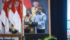 Gubernur Kalimantan Tengah Agustiar Sabran bersama Wakil Gubernur Edy Pratowo menyambut Kepala Kejaksaan Tinggi Kalimantan Tengah Hendrizal Husin dalam acara Ramah Tamah dan Perkenalan Kajati Kalteng di Aula Jayang Tingang, Kantor Gubernur Kalteng, Jumat (14/8/26).