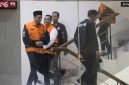 Wakil Rektor Bidang Kemahasiswaan Universitas Jenderal Soedirman (Unsoed) Norman Arie Prayogo bersama tersangka lainnya berjalan menuju mobil tahanan usai menjalani pemeriksaan pasca terjaring operasi tangkap tangan (OTT) di Gedung KPK, Jakarta, Sabtu (22/8/2026) dini hari. [Suara.com/Alfian Winanto]