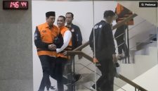 Wakil Rektor Bidang Kemahasiswaan Universitas Jenderal Soedirman (Unsoed) Norman Arie Prayogo bersama tersangka lainnya berjalan menuju mobil tahanan usai menjalani pemeriksaan pasca terjaring operasi tangkap tangan (OTT) di Gedung KPK, Jakarta, Sabtu (22/8/2026) dini hari. [Suara.com/Alfian Winanto]