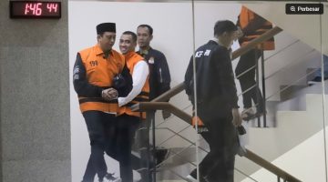 Wakil Rektor Bidang Kemahasiswaan Universitas Jenderal Soedirman (Unsoed) Norman Arie Prayogo bersama tersangka lainnya berjalan menuju mobil tahanan usai menjalani pemeriksaan pasca terjaring operasi tangkap tangan (OTT) di Gedung KPK, Jakarta, Sabtu (22/8/2026) dini hari. [Suara.com/Alfian Winanto]