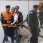 Wakil Rektor Bidang Kemahasiswaan Universitas Jenderal Soedirman (Unsoed) Norman Arie Prayogo bersama tersangka lainnya berjalan menuju mobil tahanan usai menjalani pemeriksaan pasca terjaring operasi tangkap tangan (OTT) di Gedung KPK, Jakarta, Sabtu (22/8/2026) dini hari. [Suara.com/Alfian Winanto]