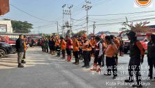 Petugas gabungan melakukan pemadaman dan pendinginan kebakaran hutan dan lahan di salah satu wilayah Kalimantan Tengah sebagai bagian dari upaya pengendalian Karhutla, Rabu (26/8/26).