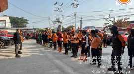 Petugas gabungan melakukan pemadaman dan pendinginan kebakaran hutan dan lahan di salah satu wilayah Kalimantan Tengah sebagai bagian dari upaya pengendalian Karhutla, Rabu (26/8/26).
