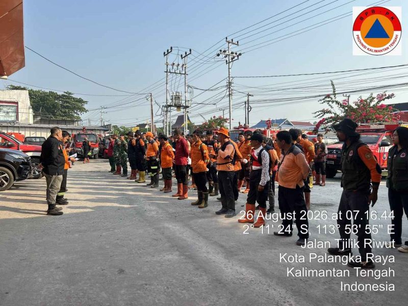 Petugas gabungan melakukan pemadaman dan pendinginan kebakaran hutan dan lahan di salah satu wilayah Kalimantan Tengah sebagai bagian dari upaya pengendalian Karhutla, Rabu (26/8/26).