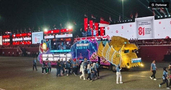 Kendaraan hias Sekretariat Kabinet melintas di hadapan presiden Prabowo Subianto dan Wakil Presiden Gibran Rakabuming Raka dalam acara pawai bertajuk 