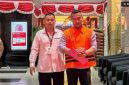 Tersangka kasus dugaan pemerasan di lingkungan Pemerintah Kabupaten Pemalang, Setya Budi Dias (kanan), berjalan menuju mobil tahanan seusai menjalani pemeriksaan di Gedung Merah Putih KPK, Jakarta, Senin (3/8/2026). ANTARA/Rio Feisal 