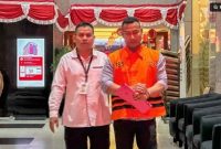 Tersangka kasus dugaan pemerasan di lingkungan Pemerintah Kabupaten Pemalang, Setya Budi Dias (kanan), berjalan menuju mobil tahanan seusai menjalani pemeriksaan di Gedung Merah Putih KPK, Jakarta, Senin (3/8/2026). ANTARA/Rio Feisal 