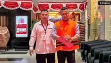 Tersangka kasus dugaan pemerasan di lingkungan Pemerintah Kabupaten Pemalang, Setya Budi Dias (kanan), berjalan menuju mobil tahanan seusai menjalani pemeriksaan di Gedung Merah Putih KPK, Jakarta, Senin (3/8/2026). ANTARA/Rio Feisal 