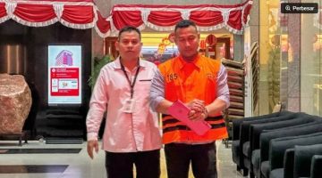 Tersangka kasus dugaan pemerasan di lingkungan Pemerintah Kabupaten Pemalang, Setya Budi Dias (kanan), berjalan menuju mobil tahanan seusai menjalani pemeriksaan di Gedung Merah Putih KPK, Jakarta, Senin (3/8/2026). ANTARA/Rio Feisal 
