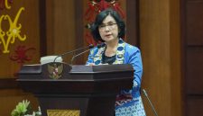 Sekretaris Daerah Provinsi Kalimantan Tengah Linae Victoria Aden saat mewakili Gubernur Kalteng dalam Rapat Koordinasi Pemenuhan Penilaian Tim Evaluasi Laporan Kinerja Program Strategis Nasional Kementerian Dalam Negeri di Aula Eka Hapakat, Kantor Gubernur Kalteng, Jumat (14/8/26).