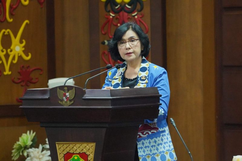 Sekretaris Daerah Provinsi Kalimantan Tengah Linae Victoria Aden saat mewakili Gubernur Kalteng dalam Rapat Koordinasi Pemenuhan Penilaian Tim Evaluasi Laporan Kinerja Program Strategis Nasional Kementerian Dalam Negeri di Aula Eka Hapakat, Kantor Gubernur Kalteng, Jumat (14/8/26).