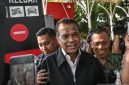 Pemilik perusahaan perjalanan biro haji dan umrah PT Maktour Fuad Hasan Masyhur (tengah) menyampaikan keterangan usai menjalani pemeriksaan di Gedung Merah Putih KPK, Jakarta, Kamis (18/6/2026). KPK memeriksa Fuad Hasan Masyhur sebagai saksi terkait kasus dugaan korupsi dalam penentuan kuota dan penyelenggaraan ibadah haji di Kementerian Agama tahun 2023-2024. [ANTARA FOTO/Sulthony Hasanuddin/kye] 