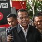 Pemilik perusahaan perjalanan biro haji dan umrah PT Maktour Fuad Hasan Masyhur (tengah) menyampaikan keterangan usai menjalani pemeriksaan di Gedung Merah Putih KPK, Jakarta, Kamis (18/6/2026). KPK memeriksa Fuad Hasan Masyhur sebagai saksi terkait kasus dugaan korupsi dalam penentuan kuota dan penyelenggaraan ibadah haji di Kementerian Agama tahun 2023-2024. [ANTARA FOTO/Sulthony Hasanuddin/kye] 