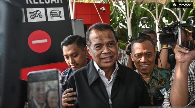 Pemilik perusahaan perjalanan biro haji dan umrah PT Maktour Fuad Hasan Masyhur (tengah) menyampaikan keterangan usai menjalani pemeriksaan di Gedung Merah Putih KPK, Jakarta, Kamis (18/6/2026). KPK memeriksa Fuad Hasan Masyhur sebagai saksi terkait kasus dugaan korupsi dalam penentuan kuota dan penyelenggaraan ibadah haji di Kementerian Agama tahun 2023-2024. [ANTARA FOTO/Sulthony Hasanuddin/kye] 