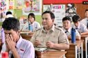 Presiden Prabowo Subianto menikmati hidangan MBG bersama siswa di kelas, Selasa (2/6/2026). (Foto: Rusman - Biro Pers, Media, dan Informasi Sekretariat Presiden) 