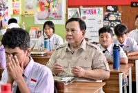 Presiden Prabowo Subianto menikmati hidangan MBG bersama siswa di kelas, Selasa (2/6/2026). (Foto: Rusman - Biro Pers, Media, dan Informasi Sekretariat Presiden) 
