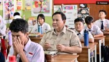 Presiden Prabowo Subianto menikmati hidangan MBG bersama siswa di kelas, Selasa (2/6/2026). (Foto: Rusman - Biro Pers, Media, dan Informasi Sekretariat Presiden) 