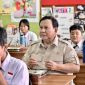 Presiden Prabowo Subianto menikmati hidangan MBG bersama siswa di kelas, Selasa (2/6/2026). (Foto: Rusman - Biro Pers, Media, dan Informasi Sekretariat Presiden) 