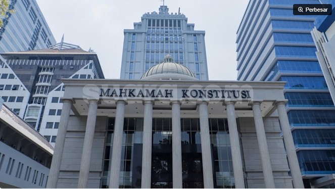 Gedung Mahkamah Konstitusi di Jakarta, Senin (16/10/2023). [Suara.com/Alfian Winanto] 