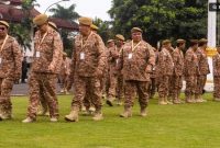 Sejumlah kepala daerah berjalan masuk lapangan untuk mengikuti retret gelombang kedua di kampus IPDN Jatinangor, Sumedang, Jawa Barat, Minggu (22/6/2025). [ANTARA FOTO/Novrian Arbi/bar] 