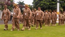 Sejumlah kepala daerah berjalan masuk lapangan untuk mengikuti retret gelombang kedua di kampus IPDN Jatinangor, Sumedang, Jawa Barat, Minggu (22/6/2025). [ANTARA FOTO/Novrian Arbi/bar] 