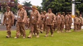 Sejumlah kepala daerah berjalan masuk lapangan untuk mengikuti retret gelombang kedua di kampus IPDN Jatinangor, Sumedang, Jawa Barat, Minggu (22/6/2025). [ANTARA FOTO/Novrian Arbi/bar] 