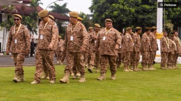 Sejumlah kepala daerah berjalan masuk lapangan untuk mengikuti retret gelombang kedua di kampus IPDN Jatinangor, Sumedang, Jawa Barat, Minggu (22/6/2025). [ANTARA FOTO/Novrian Arbi/bar] 