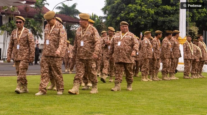 Sejumlah kepala daerah berjalan masuk lapangan untuk mengikuti retret gelombang kedua di kampus IPDN Jatinangor, Sumedang, Jawa Barat, Minggu (22/6/2025). [ANTARA FOTO/Novrian Arbi/bar] 