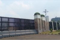Gedung DPR RI di Jalan Gatot Subroto arah Slipi dipasangi beton pembatas di tengah rencana aksi demo mahasiswa di Bundaran HI, Jumat (12/6/2026). [Suara.com/Bagaskara]