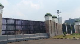 Gedung DPR RI di Jalan Gatot Subroto arah Slipi dipasangi beton pembatas di tengah rencana aksi demo mahasiswa di Bundaran HI, Jumat (12/6/2026). [Suara.com/Bagaskara]