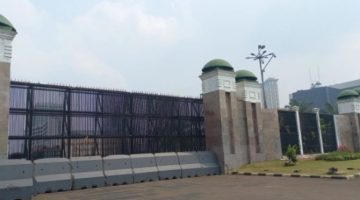 Gedung DPR RI di Jalan Gatot Subroto arah Slipi dipasangi beton pembatas di tengah rencana aksi demo mahasiswa di Bundaran HI, Jumat (12/6/2026). [Suara.com/Bagaskara]