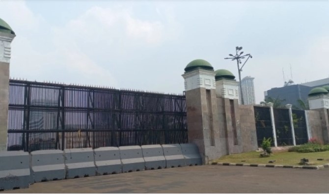 Gedung DPR RI di Jalan Gatot Subroto arah Slipi dipasangi beton pembatas di tengah rencana aksi demo mahasiswa di Bundaran HI, Jumat (12/6/2026). [Suara.com/Bagaskara]