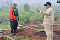 Presiden Prabowo Subianto mengunjungi salah satu lokasi terdampak kebakaran di Desa Limbung, Kabupaten Kubu Raya, Kalimantan Barat, Sabtu (22/8/2026). [ANTARA/HO-BPMI Sekretariat Presiden] 