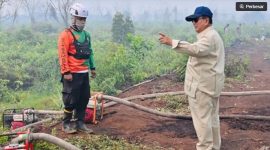 Presiden Prabowo Subianto mengunjungi salah satu lokasi terdampak kebakaran di Desa Limbung, Kabupaten Kubu Raya, Kalimantan Barat, Sabtu (22/8/2026). [ANTARA/HO-BPMI Sekretariat Presiden] 
