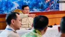 Presiden Prabowo Subianto menegaskan akan menindak korporasi yang kedapatan sengaja membakar hutan hingga sebabkan kebakaran hutan dan lahan di Kalimantan. [BPMI Sekretariat Presiden] 